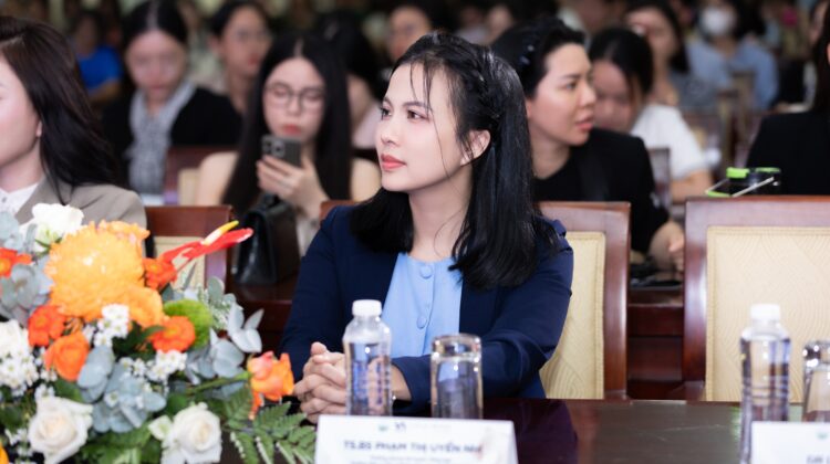 TS.BS Phạm Thị Uyển Nhi chia sẻ kinh nghiệm tối ưu hóa điều trị bằng Collagen Type I tại hội thảo Bệnh viện Da Liễu TP.HCM.